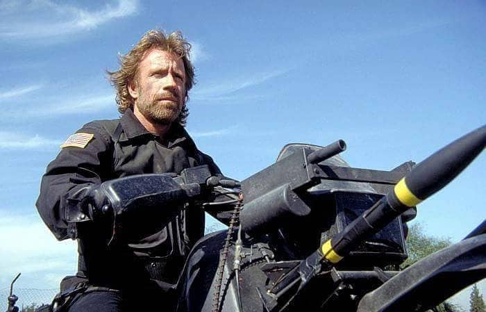 Addio a Chuck Norris, il duro del cinema che amava le moto