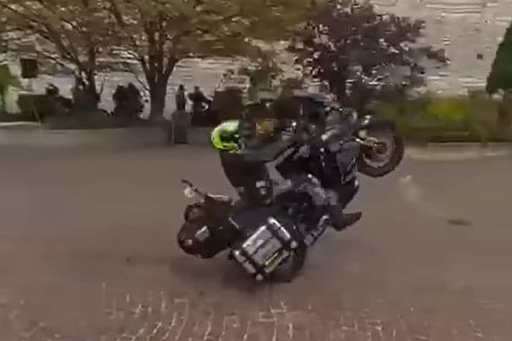 Le impennate, la GS e una domanda: per le moto grosse serve una patente speciale?