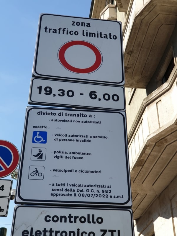A Milano il Comune vara una nuova Ztl… con i cartelli sbagliati