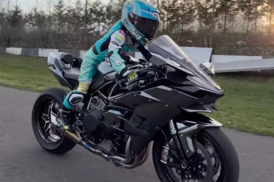 Zayn Sofuoglu, il "baby fenomeno" che a 6 anni guida BMW e Kawasaki