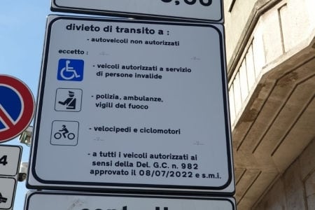 Milano, la precisazione del Comune: "Cartelli Ztl Isola a norma, ecco perché"