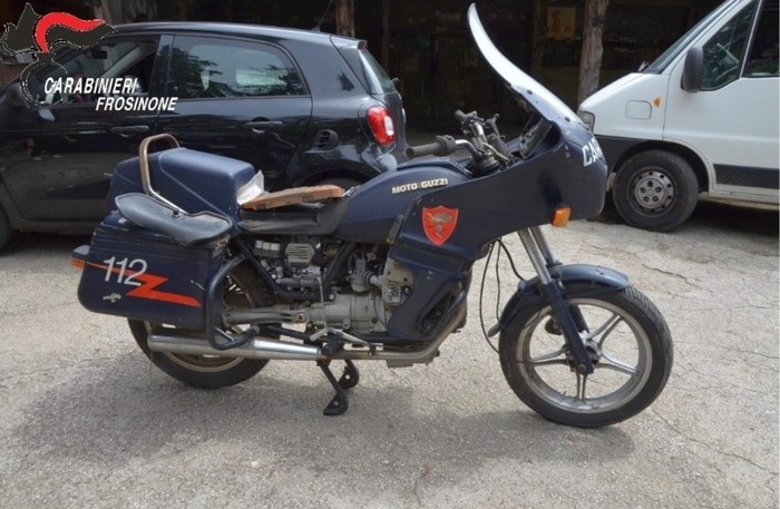 Moto Guzzi ex-Carabinieri sequestrate: avevano ancora sirene e livree originali