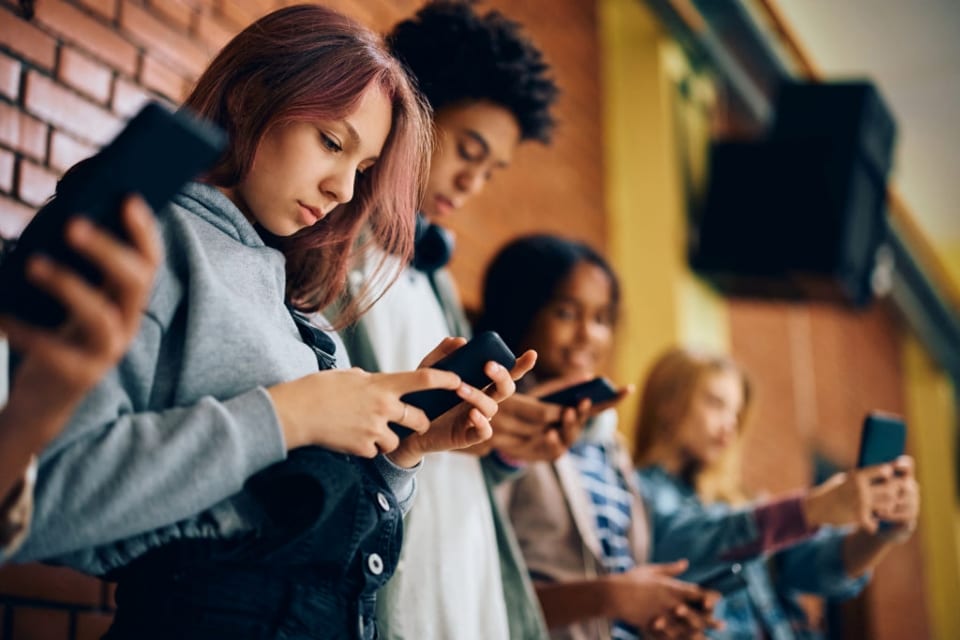 I ragazzi sempre più chiusi negli smartphone: perché la moto può riportarli alla vita reale