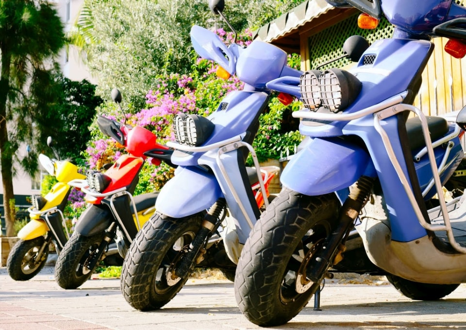 I ragazzi sempre più chiusi negli smartphone: perché la moto può riportarli alla vita reale