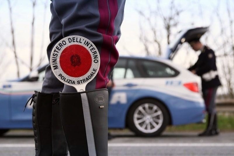 Oggi le comiche! Ruba gioielli a un'anziana, ma investe un pedone con la moto e li perde per strada: arrestato