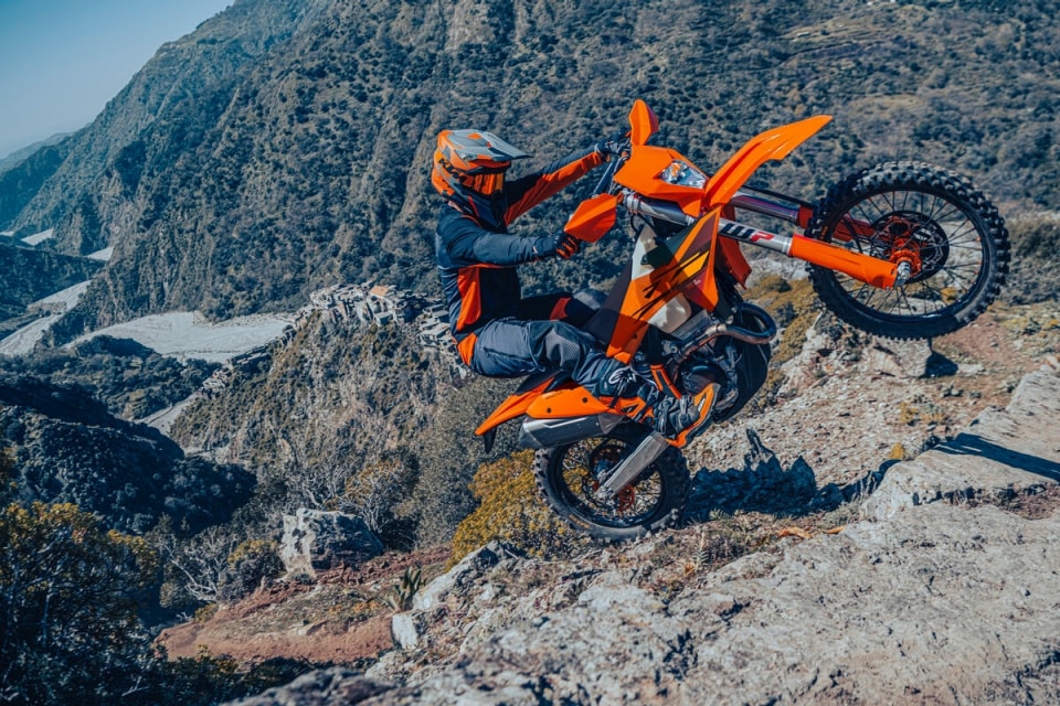 KTM e il caso delle enduro “sbloccate”: l’inchiesta che scuote il settore moto