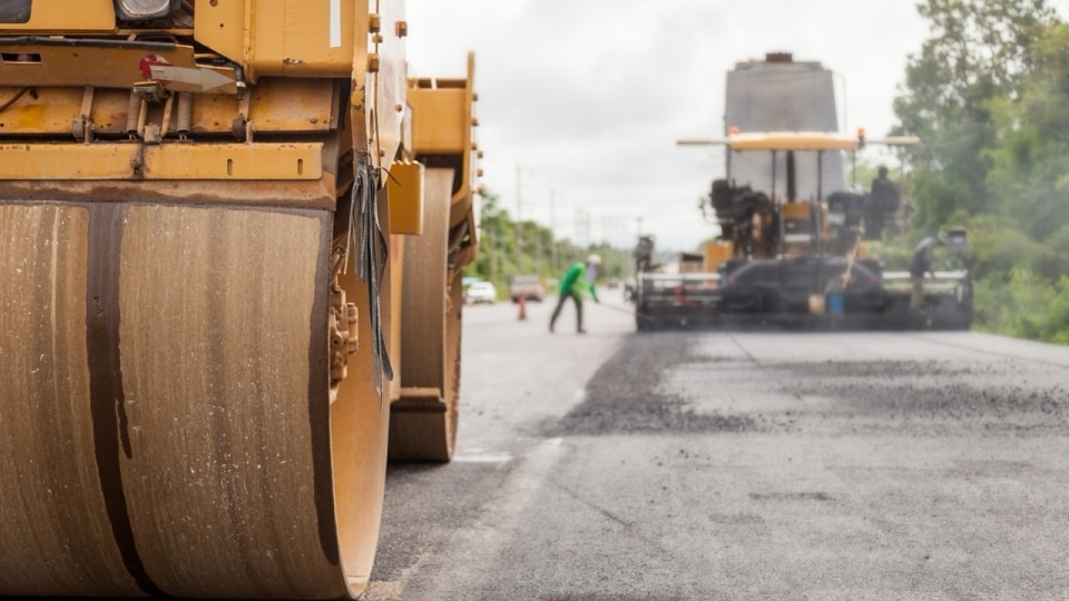 Il prezzo dell’asfalto sale vertiginosamente: che fine faranno le nostre strade?