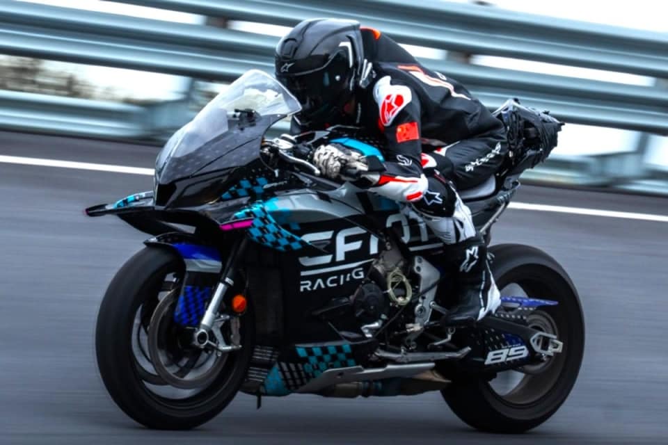 CFMOTO V4 SR-RR missile cinese: superati i 315 km/h
