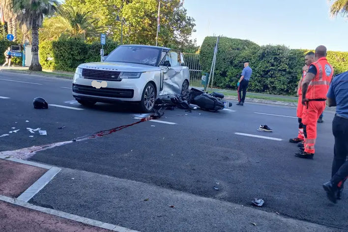Muore in scooter a 17 anni in Versilia: il suv svizzero fa inversione e i suoi occupanti fuggono