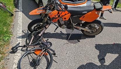 Scontro moto-bici tra l'ex campione di sci Peter Runggaldier e una ciclista 