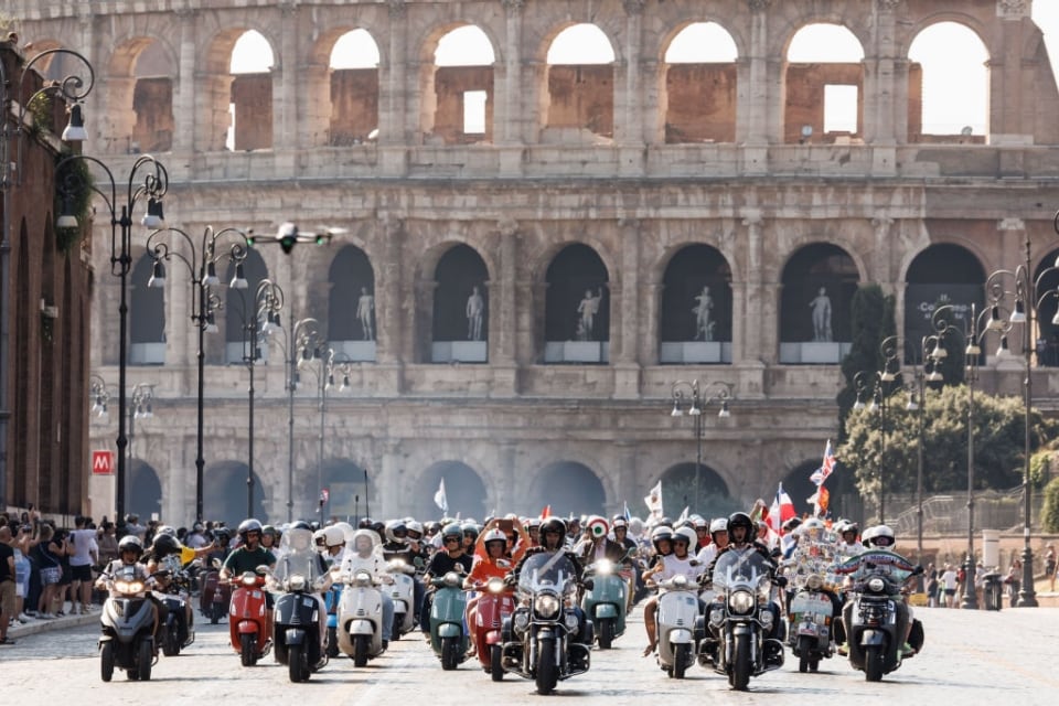 Il maxiraduno di Roma, ovvero: la Vespa come esperienza religiosa