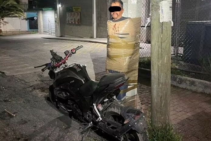 Notte in Messico: chi è il misterioso “Batman” che punisce i ladri di moto