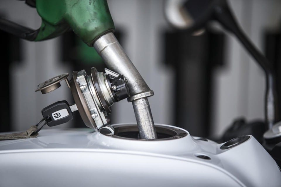 Finisce la pacchia dello sconto sulle accise: benzina e diesel tornano a salire