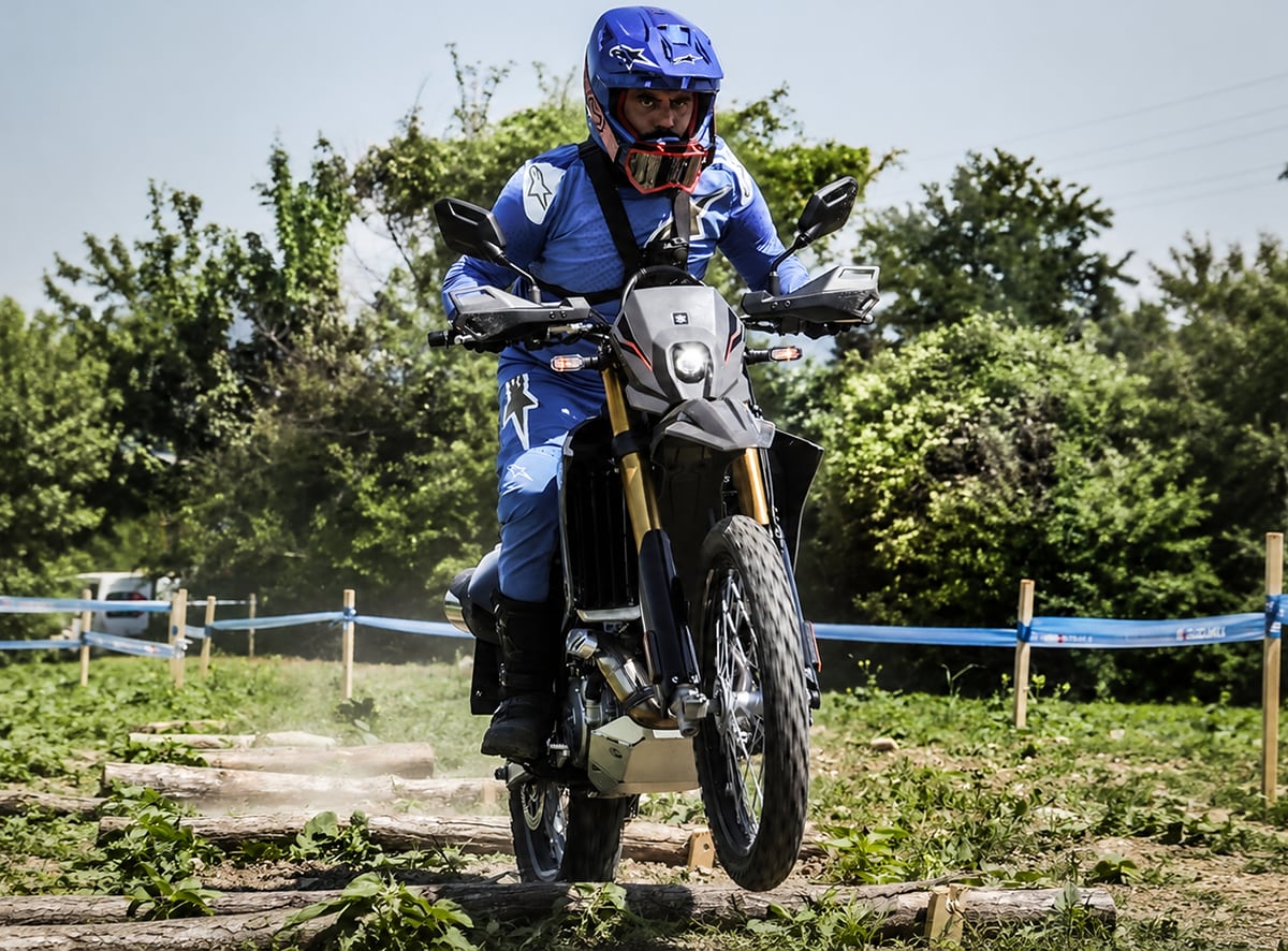 Pensavo di saper guidare. Poi ho messo le ruote fuori dall’asfalto con la Suzuki DR-Z Off-Road Academy