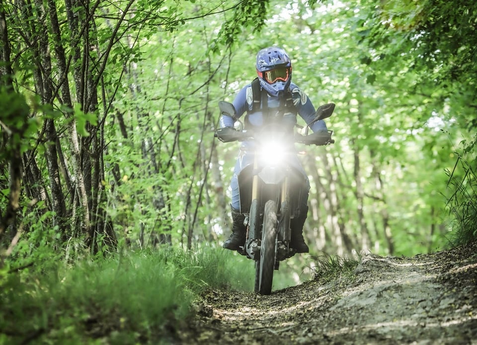 Pensavo di saper guidare. Poi ho messo le ruote fuori dall’asfalto con la Suzuki DR-Z Off-Road Academy