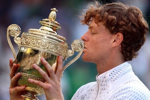 Sinner Re di Wimbledon, ma la patente moto resta un miraggio