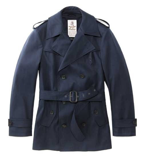 L'impermeabile sempre di moda