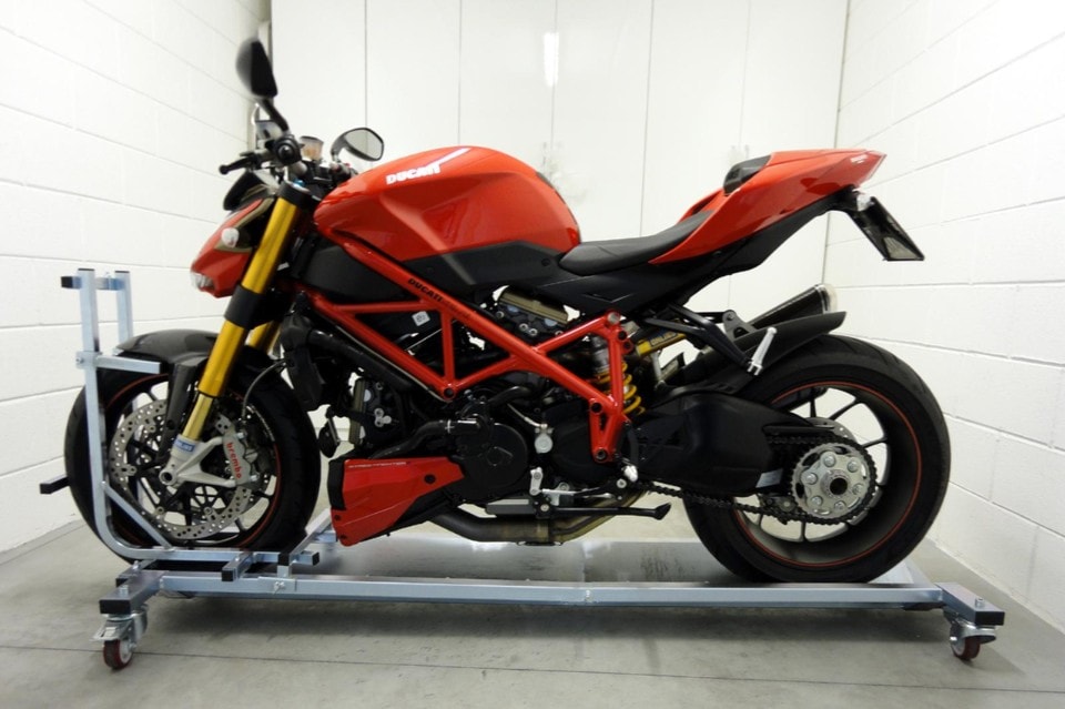 Serve spazio nel box? Arriva Robomot il carrello sposta moto