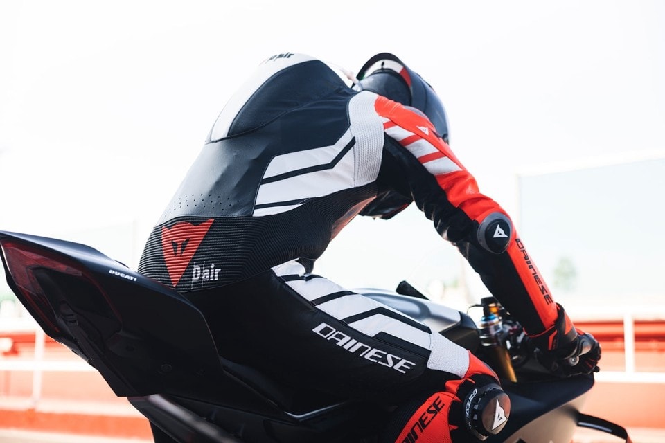 Dainese presenta le nuove tute da pista con sistema D-air