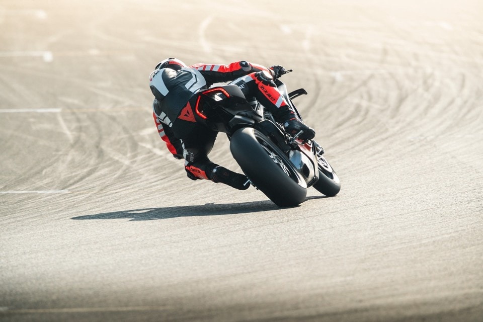 Dainese presenta le nuove tute da pista con sistema D-air