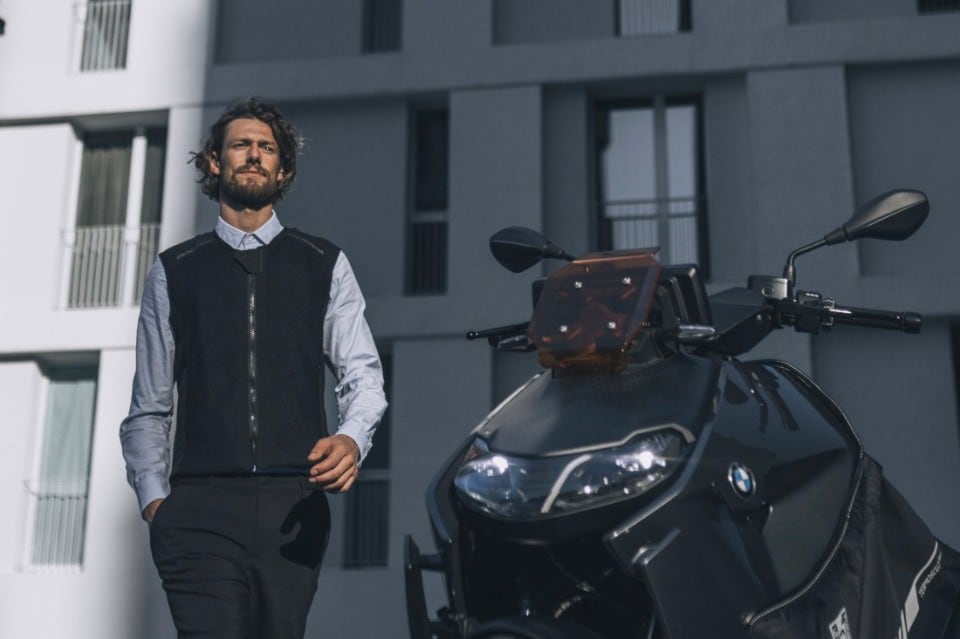 Airbag moto elettronico Tucano Urbano Airscud Flex, le caratteristiche