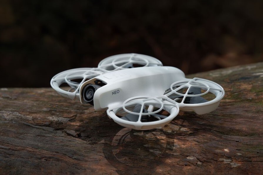 DJI presenta Neo, il nuovo drone grande quanto il palmo di una mano