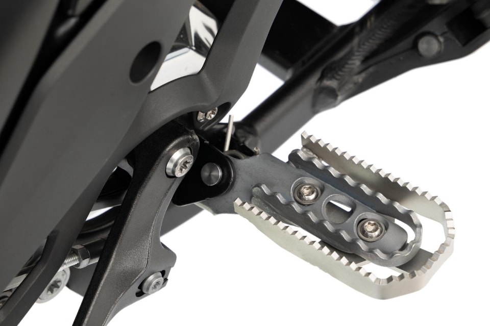 Più comfort e stabilità con le pedane maggiorate Wunderlich per BMW R 1300 GS