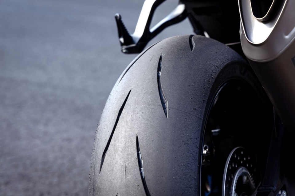 Bridgestone presenta il nuovo Battlax Racing Street RS12