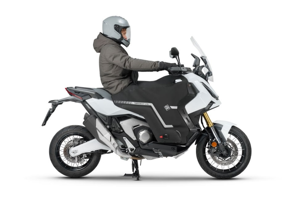 Tucano Urbano reinventa la copertina da moto: ecco il Termoscud che vi farà venire voglia di buttare via quello vecchio
