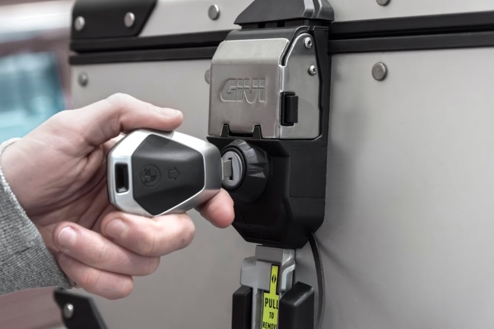 Puoi aprire le valigie Givi della tua BMW utilizzando la chiave originale 
