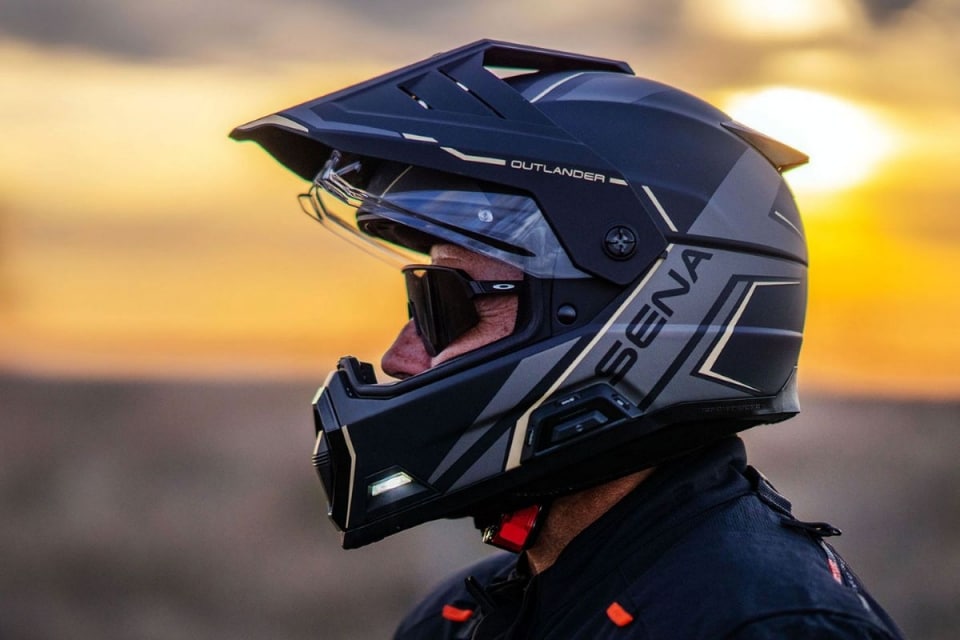 Sena Outlander, il primo casco Adventure con interfono integrato