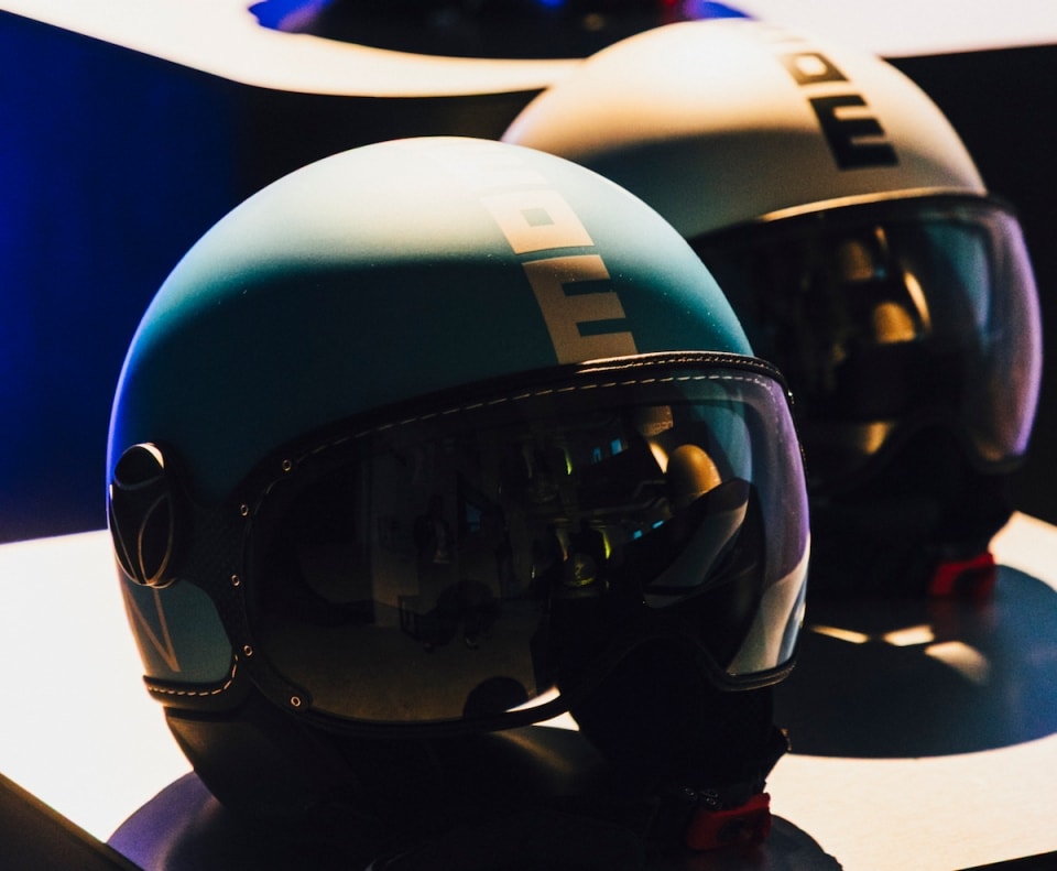 Momodesign accende la città: debuttano i nuovi colori del casco FGTR