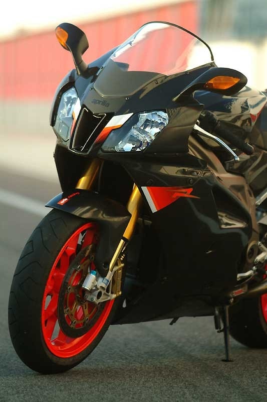 Aprilia RSV Nera: il test in pista