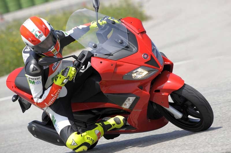 Gilera Nexus 300: in pista con Simoncelli