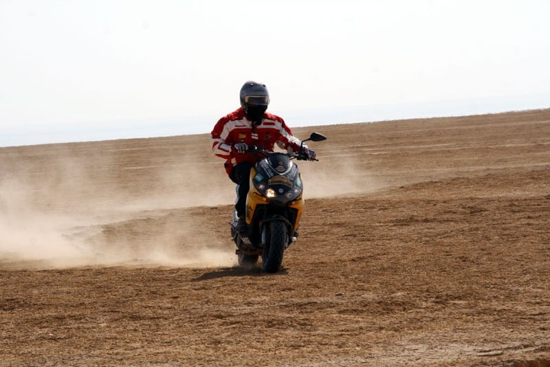 Nel deserto, in sella ai Benelli 49X
