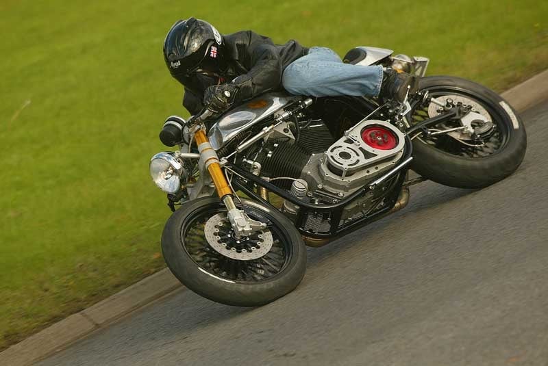 Ace Café Racer. Più grinta non si può!