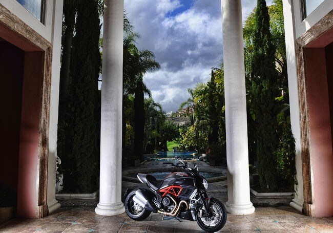 Ducati Diavel: piega davvero!