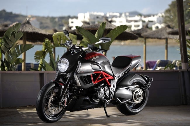 Ducati Diavel: piega davvero!