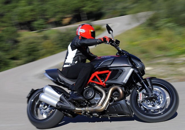 Ducati Diavel: piega davvero!