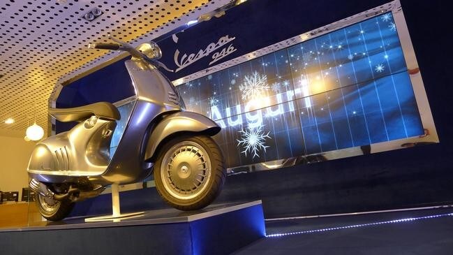 La Vespa del futuro si fa un giro in centro