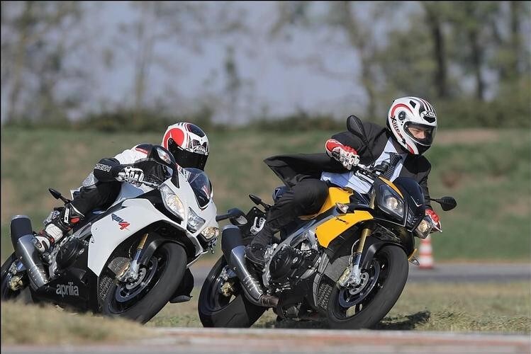 Aprilia RSV4R APRC VS Tuono V4 R APRC