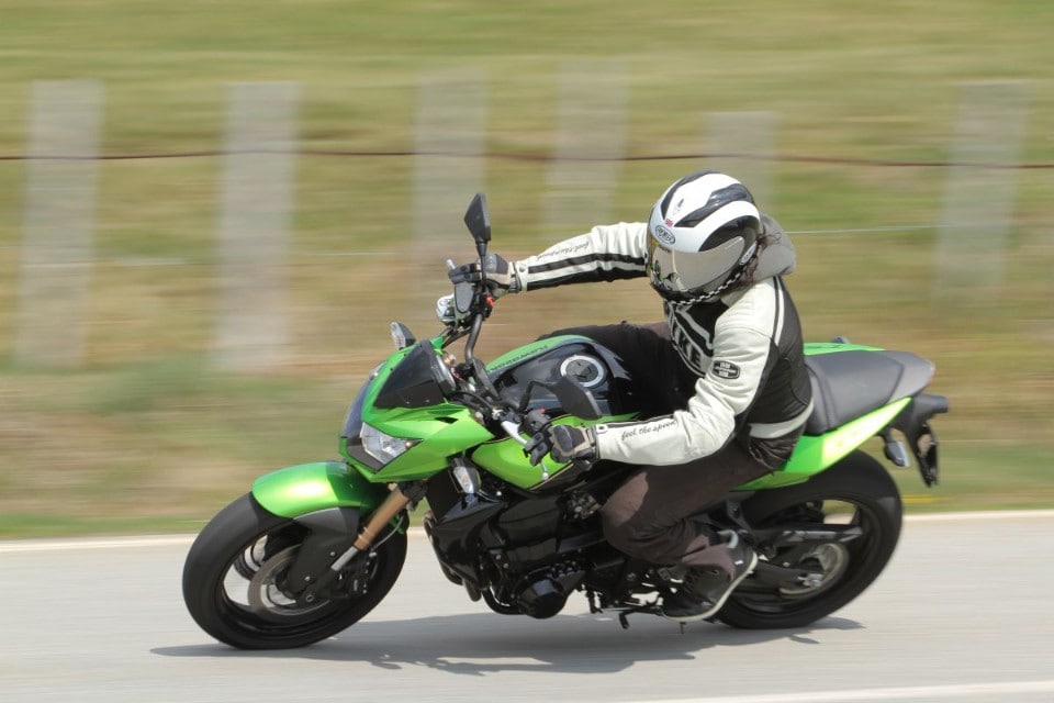 Kawasaki Z750R vs Suzuki Gsr750