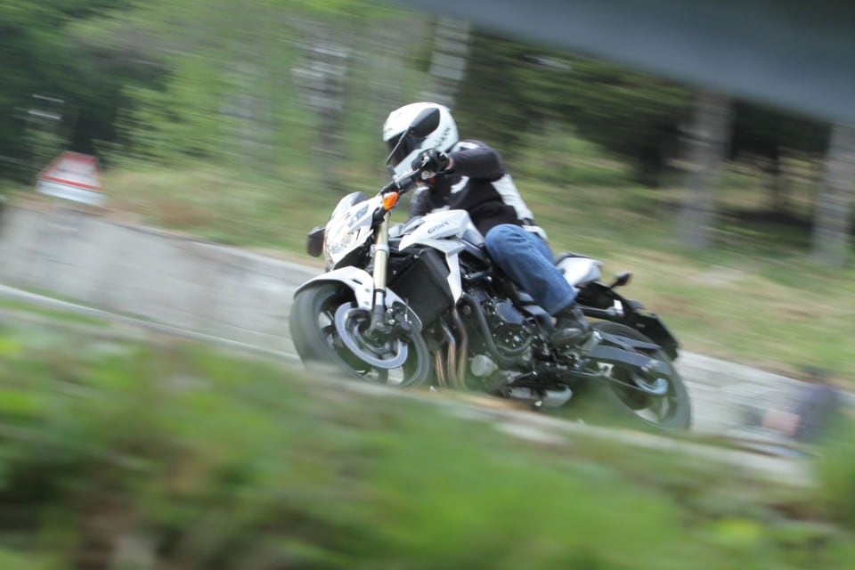 Kawasaki Z750R vs Suzuki Gsr750