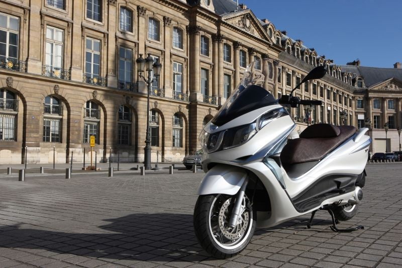 Piaggio X10: maxi all'italiana