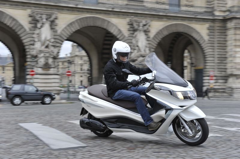 Piaggio X10: maxi all'italiana