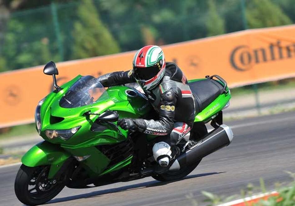 Kawasaki ZZR1400, in pista ci sa fare!