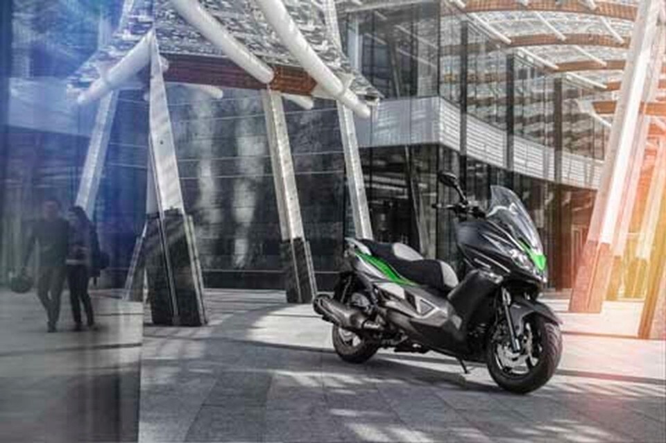 Kawasaki J300: continua la promozione