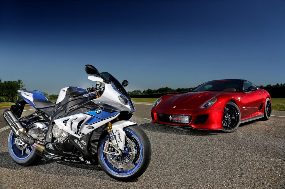 BMW S 1000 RR HP4 vs Ferrari 599 GTO: sul filo dei 300