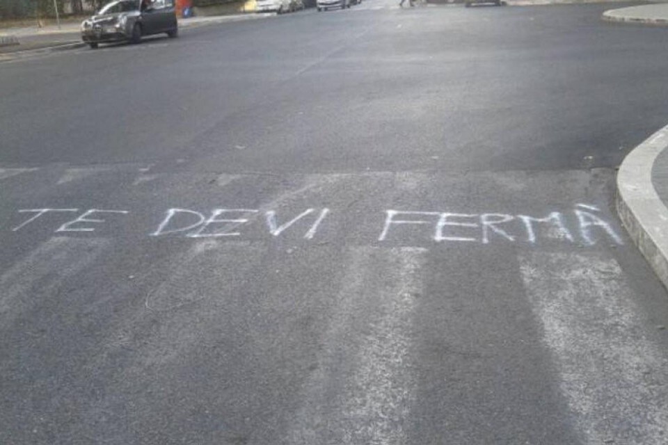 I romani per protesta si fanno le strisce da soli