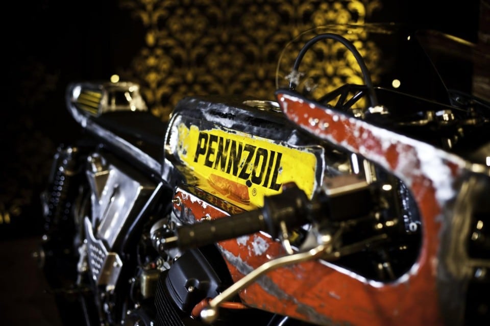 Storie di moto: un bidone in salotto